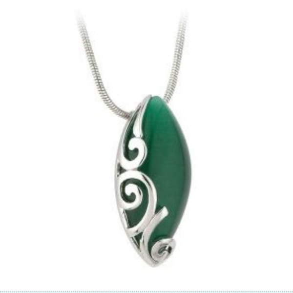 Keltischer Anhänger oval mit grünem Stein